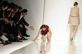 国产美女走秀摔倒视频大全